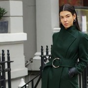 Bosan dengan Gaya Pakaian yang Itu-itu Saja? Berikut Ide Gaya ala Dark Academia yang Bisa Kamu Coba