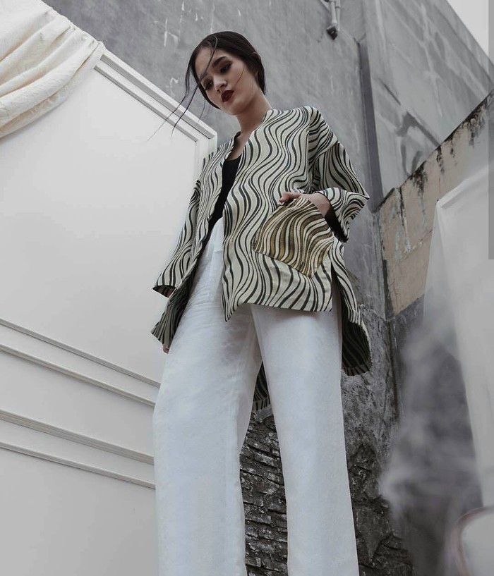 Identik dengan acara formal, perempuan berusia 24 tahun ini berhasil menciptakan kesan casual pada blazer motif yang ia pakai bersama dengan tank top hitam dan kulot putih. (Foto: Instagram.com/jeannetasfdl)