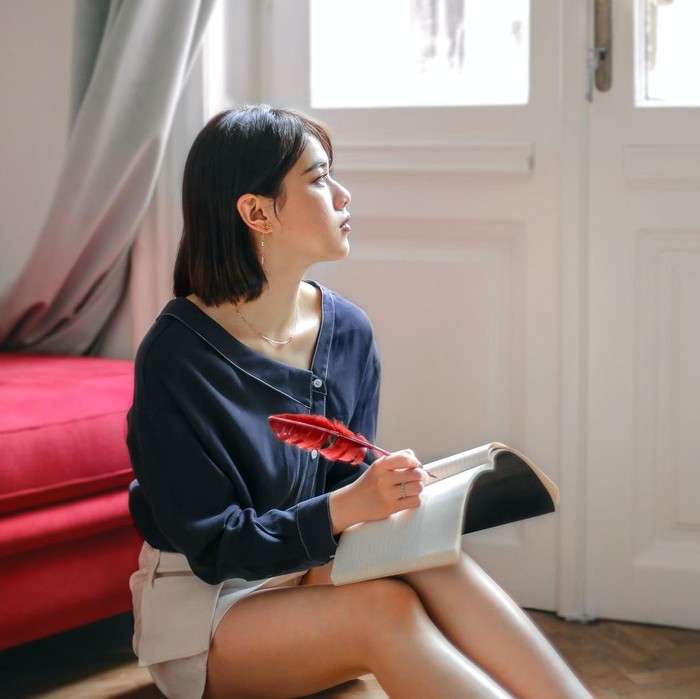 Menurut ilmu Psikologi, terlalu banyak membicarakan impian atau tujuan masa depan sebelum mengerjakannya dapat menciptakan rasa pencapaian yang salah. Hal ini bisa membuat otak kita merasa telah mencapainya tanpa perlu usaha yang nyata, dan seringkali justru menggagalkan rencana.