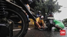 FOTO: Jasa Perbaikan Motor Korban Banjir Jakarta Ketiban Rezeki