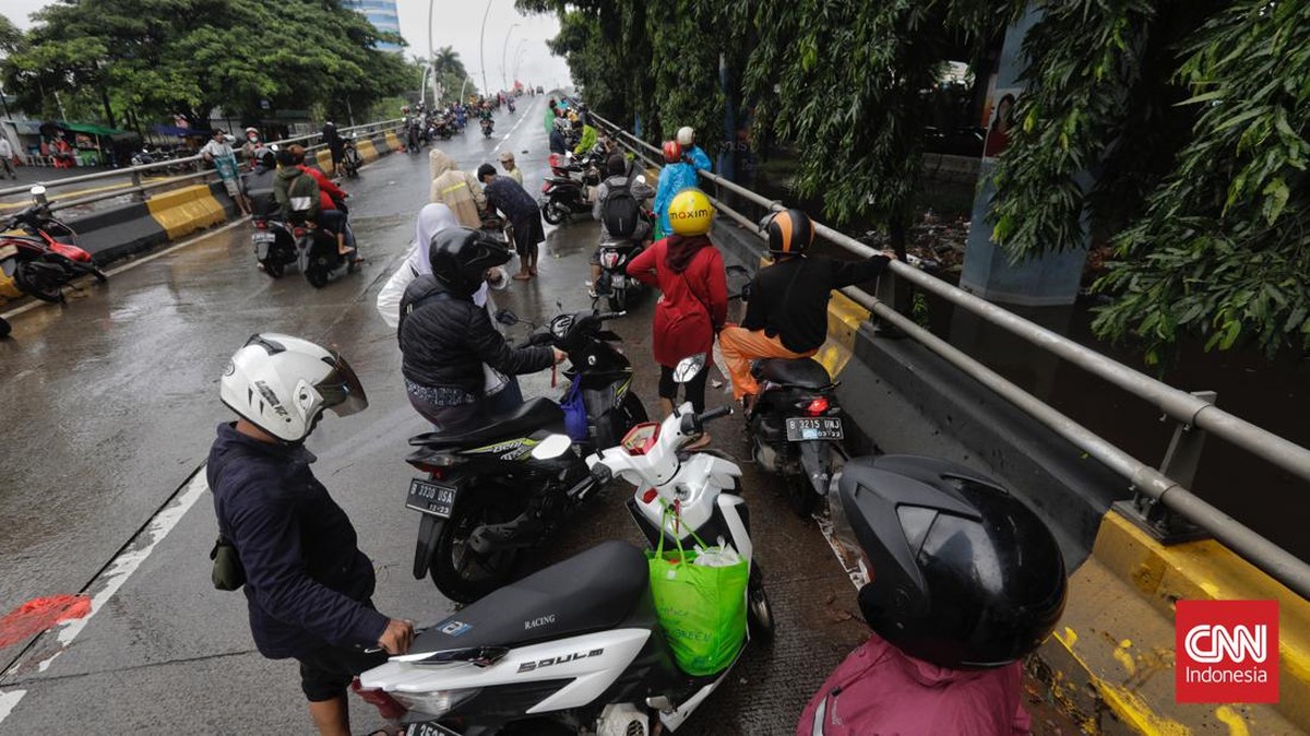 FOTO: Jasa Perbaikan Motor Korban Banjir Jakarta Ketiban Rezeki