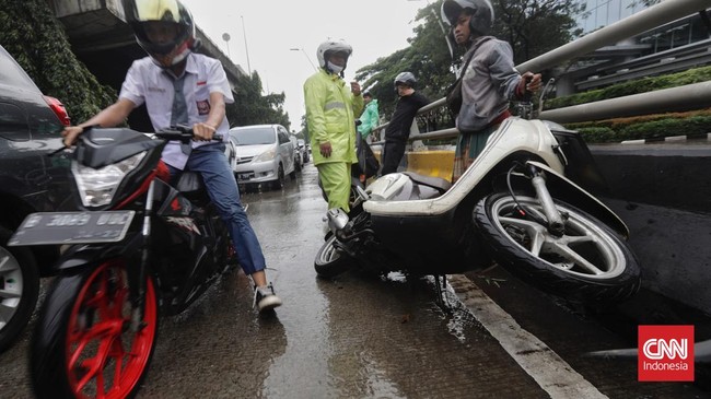 FOTO: Jasa Perbaikan Motor Korban Banjir Jakarta Ketiban Rezeki