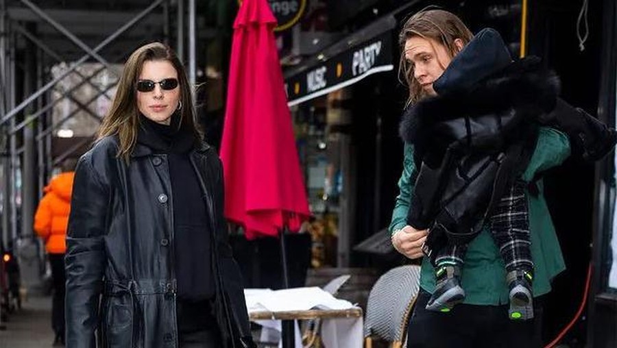 Julia Fox dan Peter Artemeiv bertemu kembali saat rayakan ulang tahun sang buah hati.