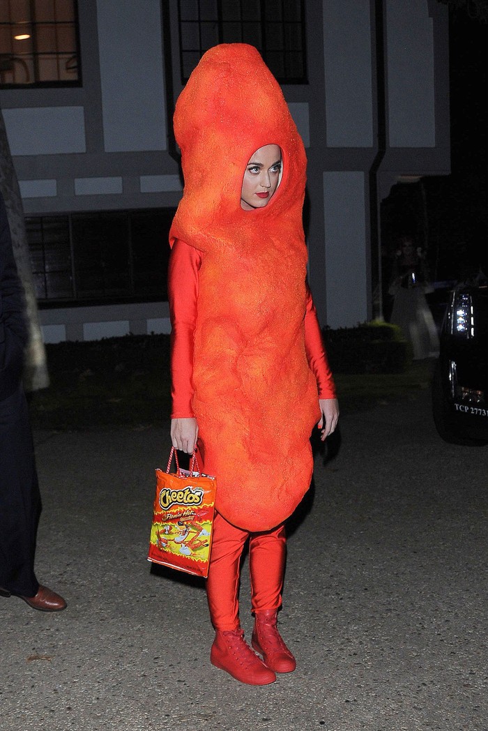 Katy Perry tidak pernah takut tampil nyentrik dan unik seperti saat Ia memakai kostum Chitos pada perayaan Halloween tahun 2015/ Foto: Getty images
