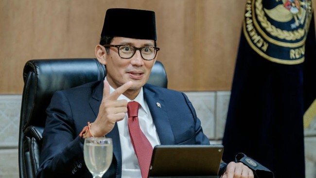 Sandiaga Uno menyampaikan kebanggaan, 30 persen lulusan Poltekpar berhasil membuka usaha dan lapangan kerja, sementara 70 persen terserap sebagai tenaga kerja.