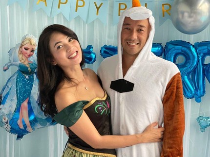 10 Tahun Menikah, Ini 7 Potret Romantis Kinaryosih & Suami Bule