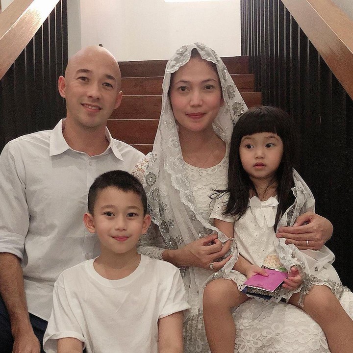 <p>Sebelum mempersunting Kinaryosih, Brett Money dikabarkan menjadi mualaf. Kehidupan pasangan ini pun harmonis dan romantis meski berbeda budaya. (Foto: Instagram: @kinaryosihmoney)</p>