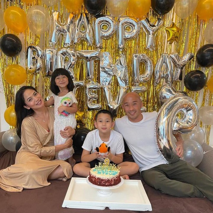 <p>10 tahun menikah, rumah tangganya selalu tampak harmonis dan jauh dari isu miring. Keduanya bahkan telah dikaruniai dua orang anak. (Foto: Instagram: @kinaryosihmoney)</p>