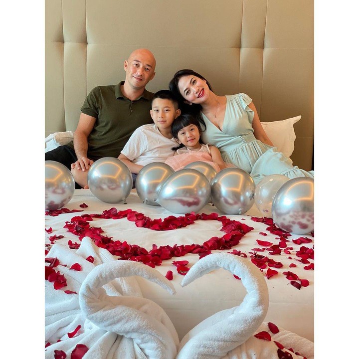 <p>Jarang tampil di layar kaca, Kinaryosih kini banyak menghabiskan waktu bersama keluarganya. Wanita 42 tahun ini memiliki dua orang anak dari pernikahan dengan bule Australia bernama Brett Money. (Foto: Instagram @kinaryosihmoney</p>