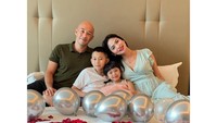 <p>Jarang tampil di layar kaca, Kinaryosih kini banyak menghabiskan waktu bersama keluarganya. Wanita 42 tahun ini memiliki dua orang anak dari pernikahan dengan bule Australia bernama Brett Money. (Foto: Instagram @kinaryosihmoney</p>