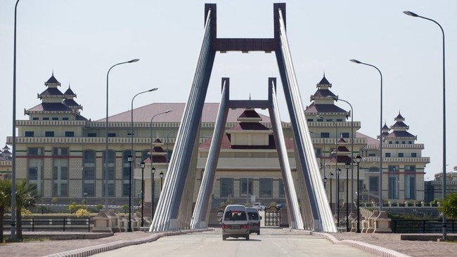 Ibu kota Myanmar, Naypyidaw, berfungsi sebagai pusat administratif negara yang kini dikuasai junta militer sehingga nyaris hanya dihuni PNS dan militer negara itu.