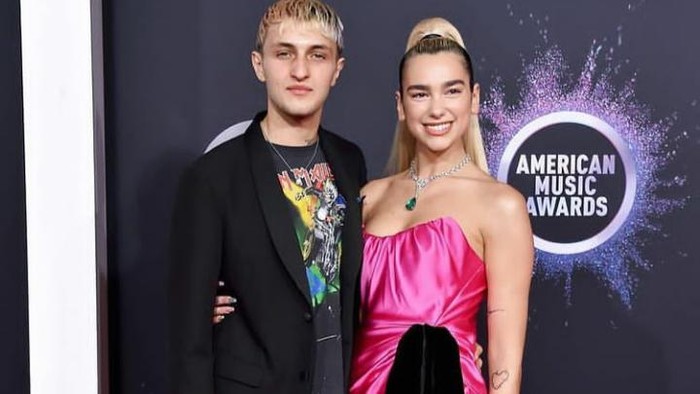 Dua Tahun Berpacaran, Dua Lipa dan Anwar Hadid Dikabarkan Putus! Perbedaan Zodiak Jadi Salah Satu Penyebabnya?