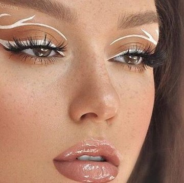 Makin Berani dan Penuh Warna, Ini Gaya Makeup yang Bisa Kamu Coba untuk Tampil Mencuri Perhatian di 2022