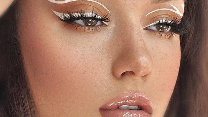 Makin Berani dan Penuh Warna, Ini Gaya Makeup yang Bisa Kamu Coba untuk Tampil Mencuri Perhatian di 2022