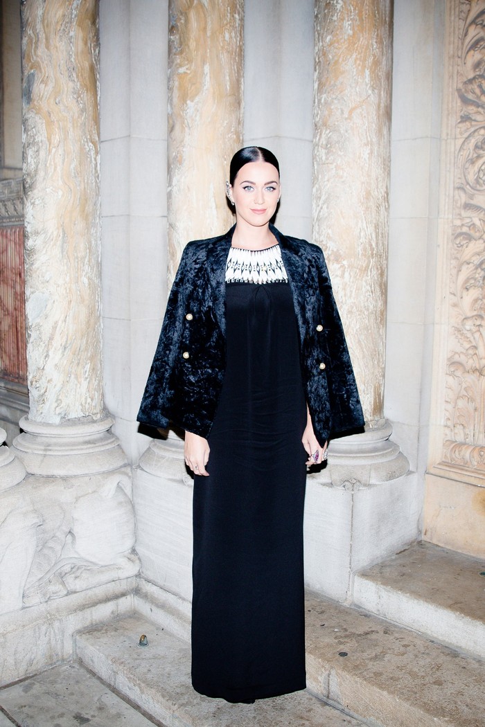 Masuk musim dingin, Perry tampil anggun dan misterius dengan layering a velvet coat over/ Foto: Getty images