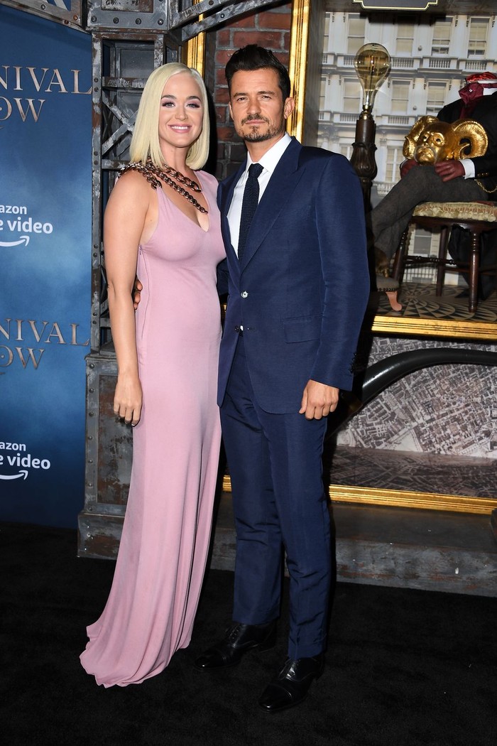 Tampil elegan bersama sang kekasih Orlando Bloom. Katy memakai gaun berwarna pastel. Foto: Getty images