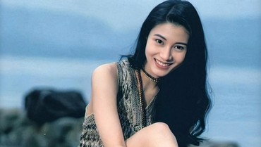img-title Pamer Foto Seksi, Michelle Reis yang Berusia Setengah Abad Jadi Sorotan