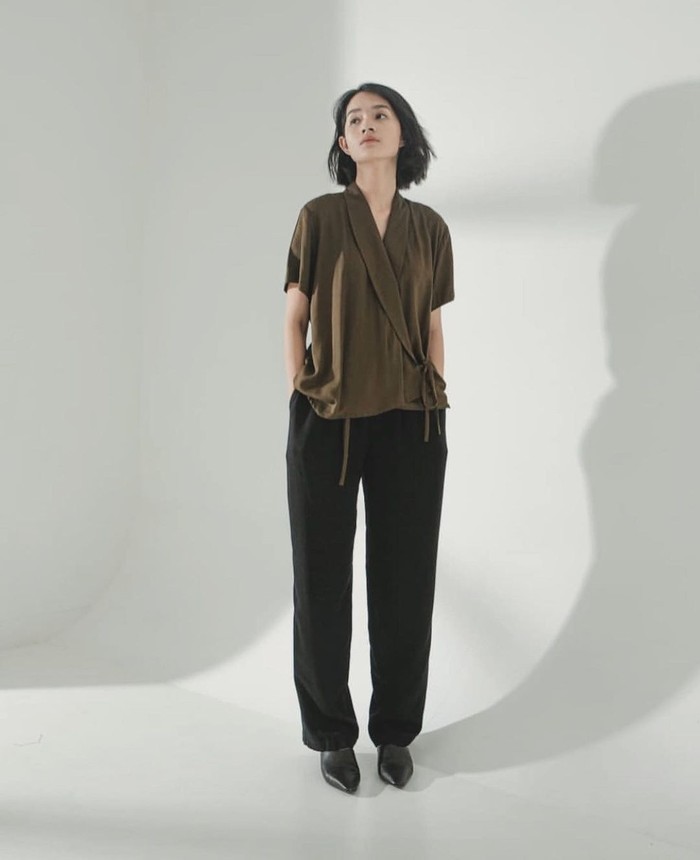 Nggak melulu tampil girly, boyish look juga terkadang menjadi andalan bagi perempuan kelahiran Jakarta ini. Di look kali ini, ia mengenakan blouse kimono berwarna hijau tua. Sebagai bawahan, ia memakai celana bahan berwarna hitam dan flat shoes model pointy toe. (Foto: Instagram.com/jeannetasfdl)
