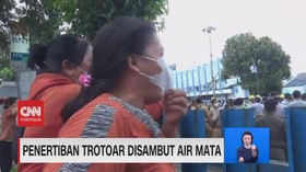 VIDEO: Penertiban Trotoar Diwarnai Protes Dan Isak Tangis