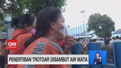 img-title VIDEO: Penertiban Trotoar Diwarnai Protes Dan Isak Tangis