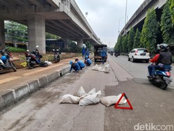 Atasi Genangan Jl DI Panjaitan, Pasukan Biru Bikin Tali Air