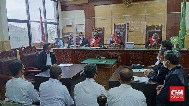 Sidang perdana kasus kebakaran Lapas Tangerang, Selasa (18/1), ditunda dengan alasan mertua Hakim meninggal.