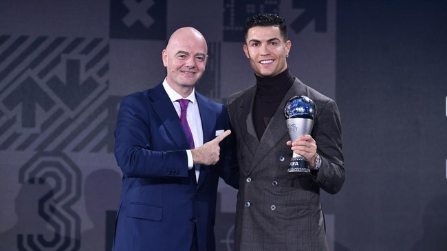 Cristiano Ronaldo semringah bisa meraih gelar dalam ajang spesial FIFA Awards 2021, namun pemain gaek asal Portugal itu tak melupakan tugas membantu Man Utd.