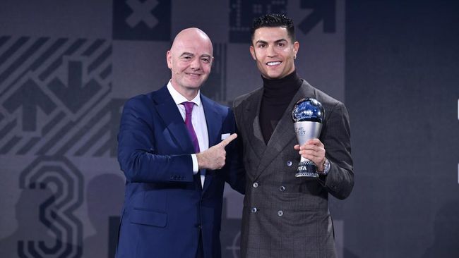 Pesan Emosional Ronaldo untuk Man Utd Usai Raih Gelar di FIFA Awards Cristiano Ronaldo semringah bisa meraih gelar dalam ajang spesial FIFA Awards 2021, namun pemain gaek asal Portugal itu tak melupakan tugas membantu Man Utd.