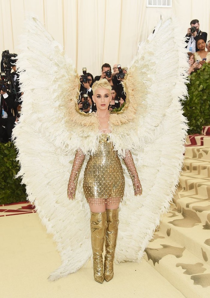 Memakai gaun emas dan sayap di Met Gala 2018/ Foto: Getty images