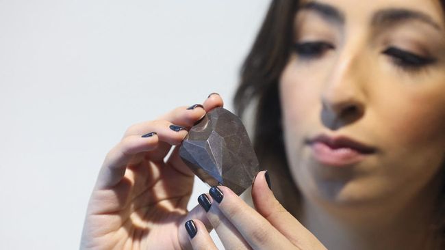 Berlian Hitam dari Luar Angkasa Dilelang, Ditaksir Rp97 M Rumah lelang Sotheby mengharapkan berlian hitam dapat terjual seharga US$6,8 juta atau sekitar Rp97,6 miliar.