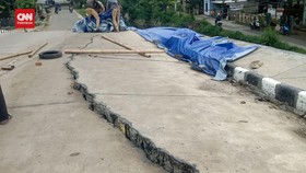 VIDEO: Baru Sebulan Diresmikan, Jembatan Senilai 10 Miliar Amblas