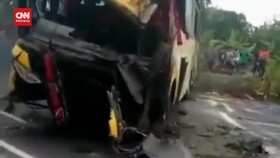 VIDEO: Bus Terguling Tabrak Pembatas Jalan, 1 Tewas, 10 Luka