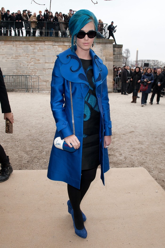 Selain busana, Katy Perry juga bereksperimen dengan warna rambut/ Foto: Getty images