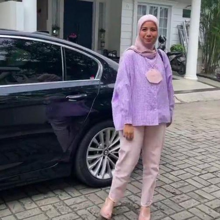 <p>Sang suami pun melihat Tya dengan tatapan bahagia. Suami Tya berpesan jika sudah mantap berhijab, maka kenakan hijab. Namun, jika belum mantap, cukup menikmati prosesnya saja lebih dahulu, Bunda. (Foto: Instagram @tya_ariestya)</p>