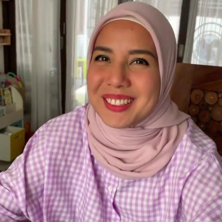 <p>Terlihat dari unggahan terbarunya di Instagram Stories, Tya Ariestya masih terus belajar mengenakan kerudung yang benar. Bahkan, tak ragu meminta asistennya untuk membantunya memperbaiki hijabnya. (Foto: Instagram @tya_ariestya)</p>
