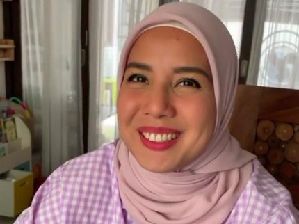 7 Potret Transformasi Tya Ariestya Kini Tampil Berhijab, Didoakan Istiqomah