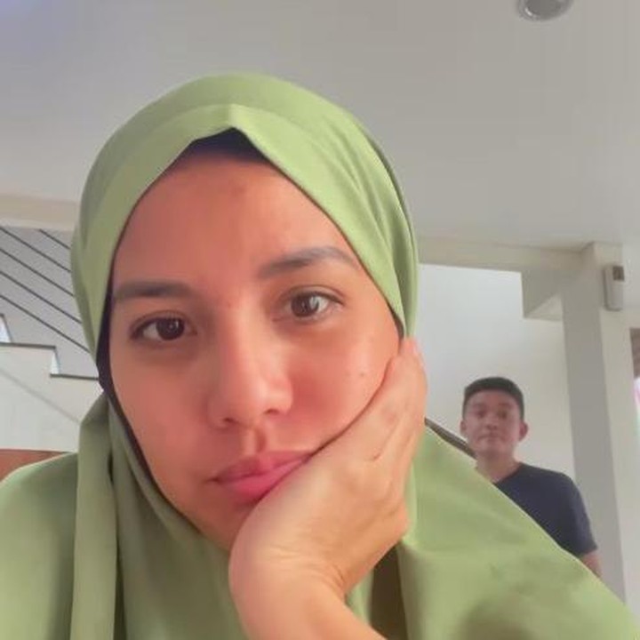 <p>Reaksi orang rumah di luar dugaan, mereka hanya melihat dan tersenyum pada Tya Ariestya namun mengabaikannya kembali supaya dirinya tak canggung ketika belajar mengenakan hijab. (Foto: Instagram @tya_ariestya)</p>