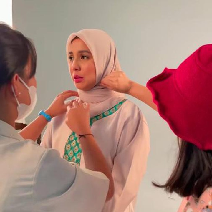 <p>Tya Ariestya kini sedang belajar mengenakan hijab. Baru-baru ini, ia menceritakan bagaimana hatinya tiba-tiba tergerak, Bunda. (Foto: Instagram @tya_ariestya)</p>