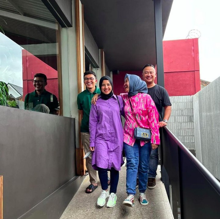 <p>Melihat penampilan terbaru Tya Ariestya, para sahabatnya pun mendukung dan mendoakannya, Bunda. Tya didoakan untuk istiqomah dan terus belajar. (Foto: Instagram @tya_ariestya)</p>