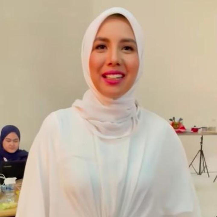 <p>Lewat Instagram-nya, diceritakan Tya Ariestya, tiba-tiba tubuhnya tergerak sendiri untuk mengenakan bergo (jilbab instan) dari lemari ibunda. Tya Ariestya pun duduk dan menunggu reaksi dari orang-orang rumahnya, termasuk sang suami. (Foto: Instagram @tya_ariestya)</p>