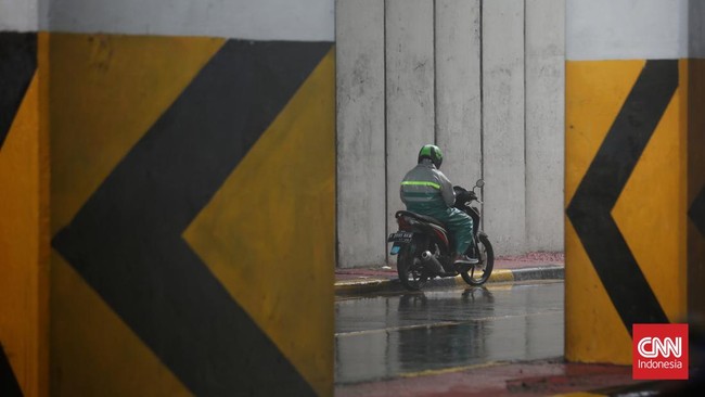 FOTO: Warga Jakarta Meneduh di Underpass Akibat Hujan Deras
