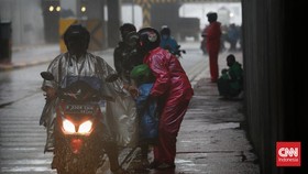 FOTO: Warga Jakarta Meneduh di Underpass Akibat Hujan Deras