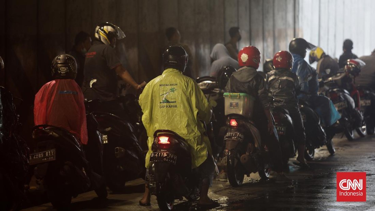 FOTO: Warga Jakarta Meneduh di Underpass Akibat Hujan Deras