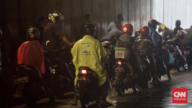 Ada kebiasaan berteduh di bawah flyover dan underpass. Bagi pengendara sebaiknya hindari tempat-tempat tersebut karena melanggar aturan lalu lintas.