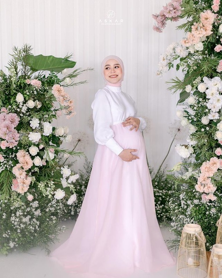 7 Potret Maternity Shoot Lesti Kejora & Rizky Billar Potret maternity shoot Lesti Kejora dan Rizky Billar baru saja diungkap ke publik mencuri perhatian. Yuk intip!
