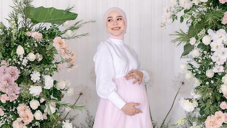 Potret maternity shoot Lesti Kejora dan Rizky Billar baru saja diungkap ke publik mencuri perhatian. Yuk intip!