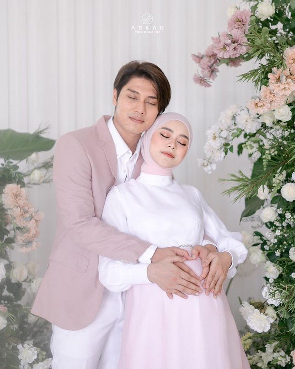 Potret maternity shoot Lesti Kejora dan Rizky Billar baru saja diungkap ke publik mencuri perhatian&period; Yuk intip&excl;