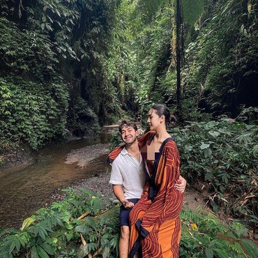 7 Potret Mesra Anya Geraldine & Sang Kekasih yang Disebut Mirip Mas Aris