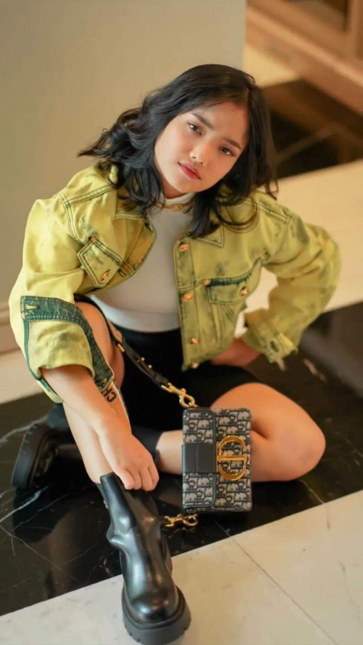 Fuji adik mendiang Bibi Ardiansyah jadi sorotan usai pasang tarif jadi bintang tamu Rp30 juta&period; Yuk intip potret OOTDnya yang fantastis&excl;