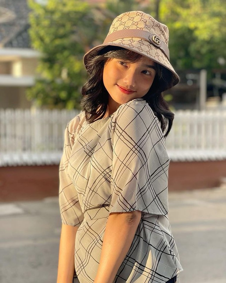 7 Potret OOTD Fuji Fuji adik mendiang Bibi Ardiansyah jadi sorotan usai pasang tarif jadi bintang tamu Rp30 juta. Yuk intip potret OOTDnya yang fantastis!